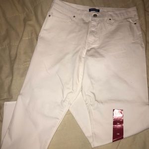 BRAND NEW WHITE CAPRIS